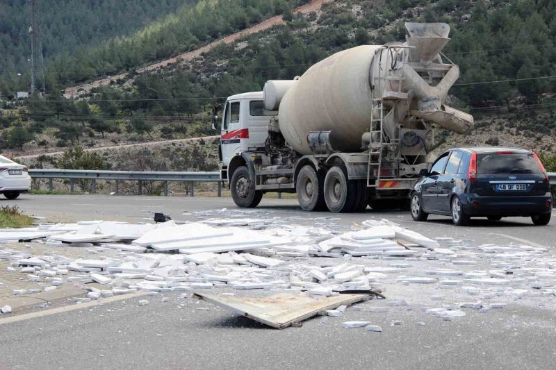 Yola savrulan mermer parçaları trafiği aksattı
