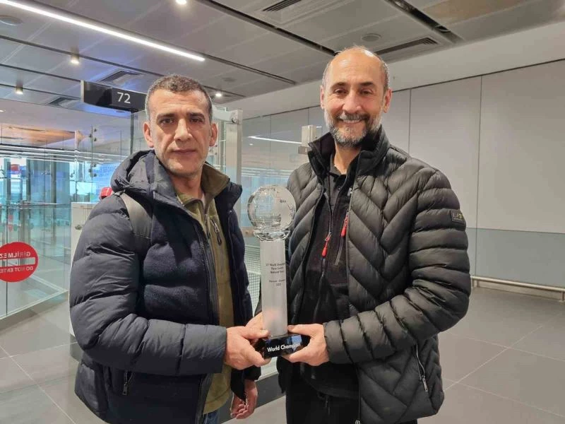 Şampiyon milli bilardocular Semih Saygıner ve Tayfun Taşdemir yurda döndü
