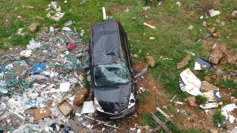 Kontrolden çıkan otomobil 10 metreden aşağıya uçtu: 1 yaralı
