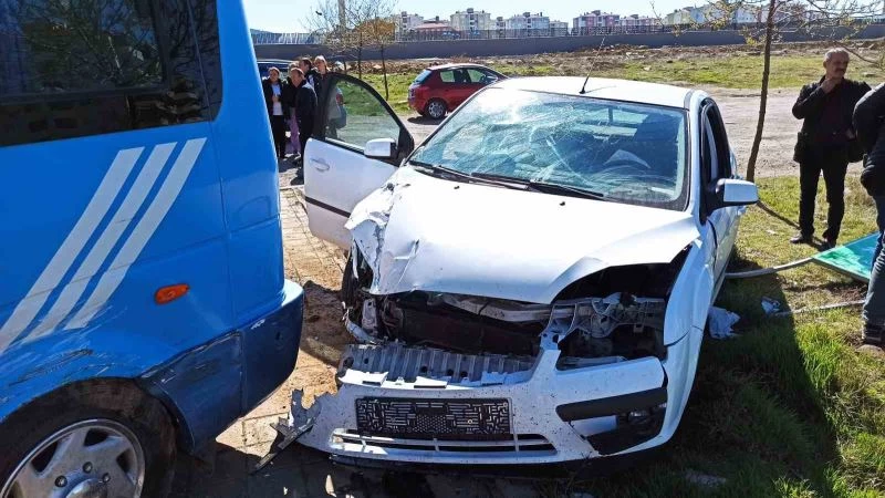 Otomobil minibüse çarptı: 1’i ağır 5 yaralı
