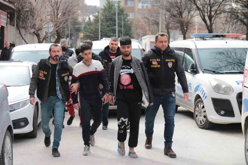İranlı şahsın bıçaklanarak öldürülmesiyle ilgili Afganistan uyruklu 6 şüpheli adliyeye sevk edildi
