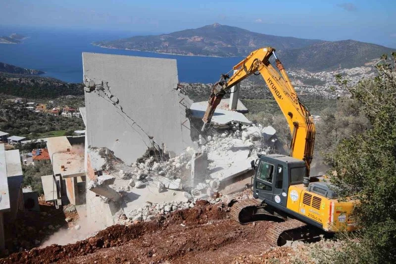 Turizm merkezi Kaş’ta kaçak yapılar yıkılıyor
