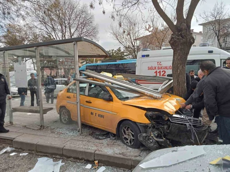 Taksi şoförü yayalara çarpmamak için durağa daldı: 1’i ağır 6 yaralı
