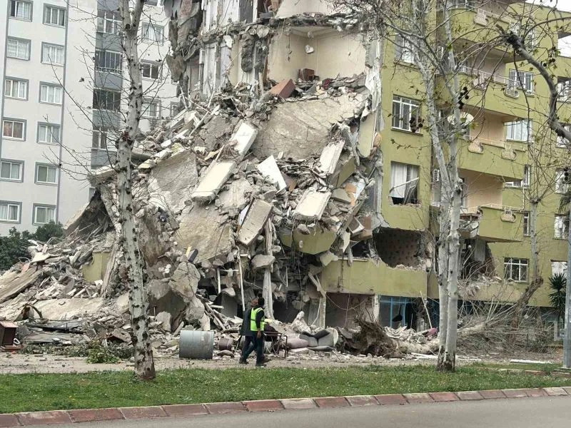 Ceyhan’da ağır hasarlı yapıların yıkımı başladı
