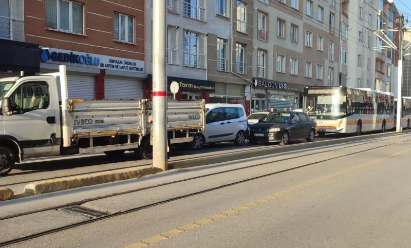 Tramvay yolunda meydana gelen trafik kazası şehir içi ulaşımda aksamaya neden oldu
