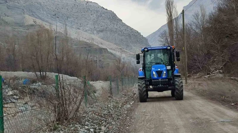 Her yıl yenisini aldığı traktörünü tarla için değil gezmek için kullanıyor
