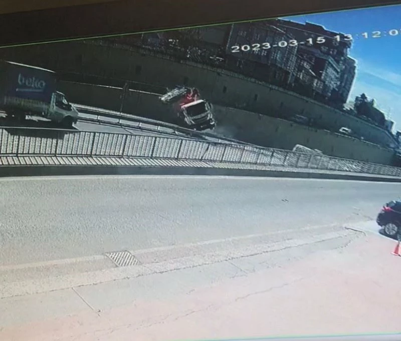 Çekmeköy’de çöp kamyonu devrildi: 2 yaralı
