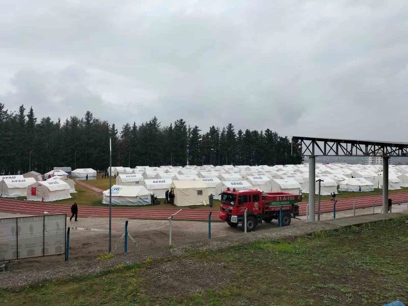 Depremzedeler, yağışlı havaya rağmen hayat mücadelesini sürdürüyor