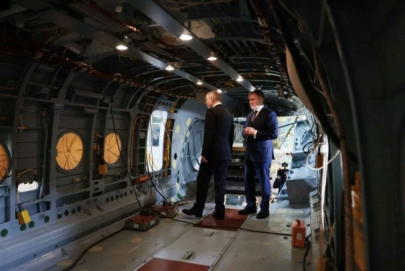Putin havacılık tesisini ziyaret etti, uçuş simülatörü kullandı
