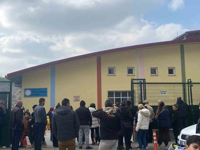 Ankara’da sinir krizi geçiren şahıs ilkokuldaki 20 kişiyi rehin aldı
