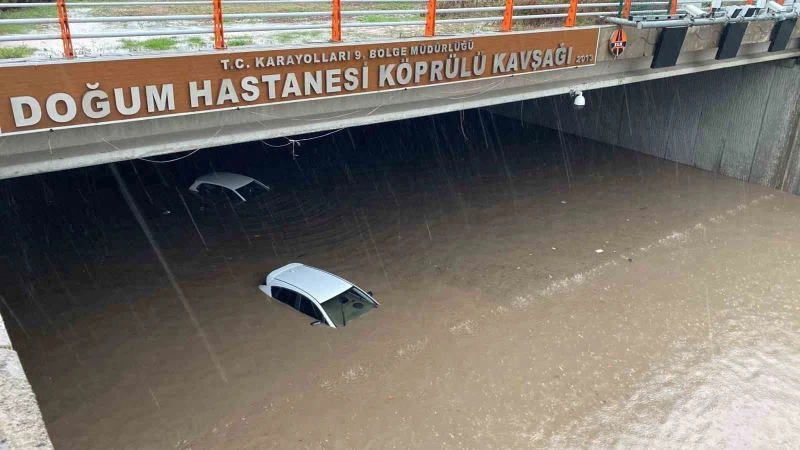 Diyarbakır’da araçlar sağanakla birlikte alt geçitte mahsur kaldı
