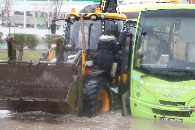 Diyarbakır’da selin ortasında mahsur kalan yolcuları vatandaş tahliye etti
