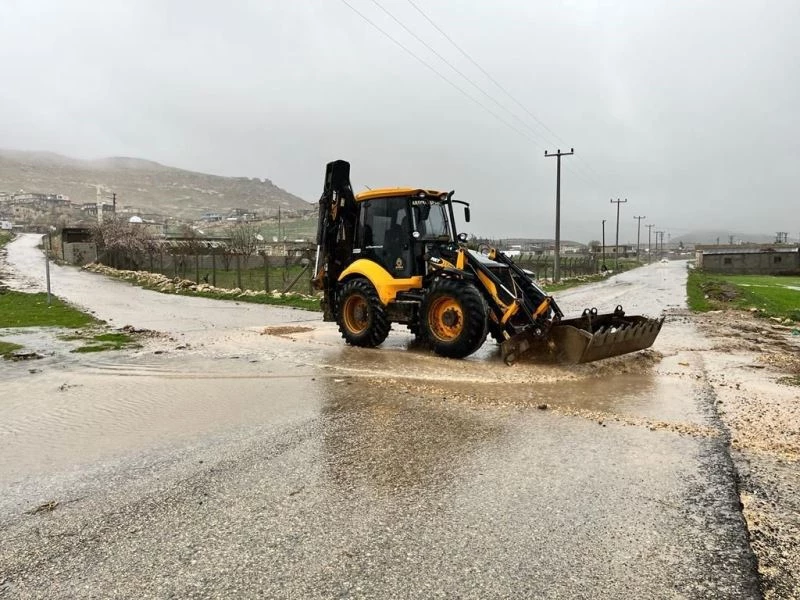 Artuklu Belediyesi ekipleri yağmur mesaisinde
