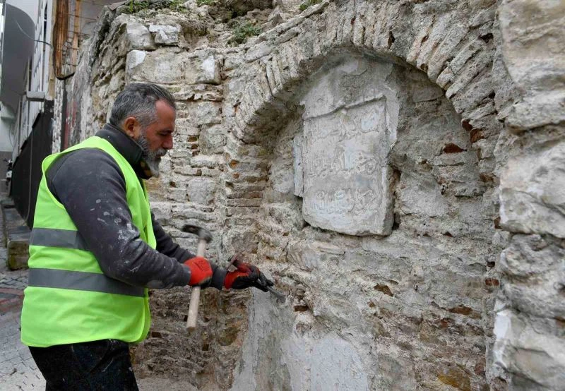 Kuşadası’nda tarihi çeşmelerin yeni yüzleri belirmeye başladı
