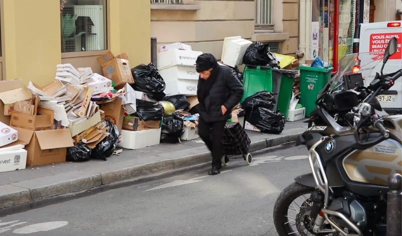 Fransa’da kaldırımlar çöple doldu, yayalar araç yollarını kullanmaya başladı
