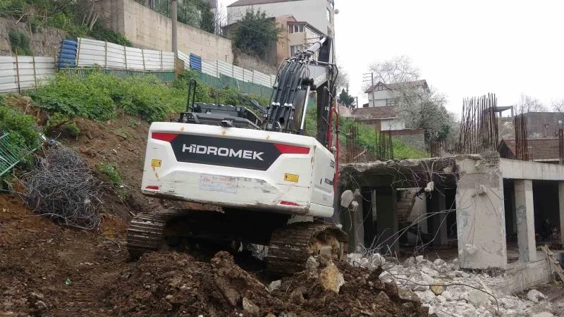 Kirişlerin toprakla doldurulduğu iddia edilmişti, yıkımına başlandı
