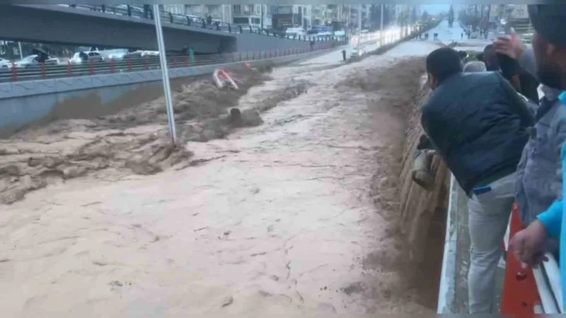 4 kişinin hayatını kaybettiği köprülü kavşakta sel anı kameraya yansıdı
