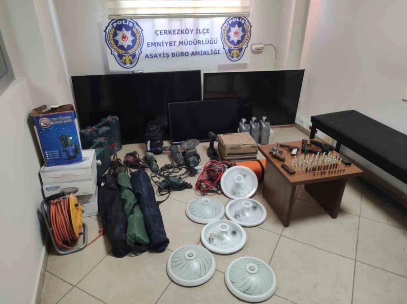Tekirdağ’da evden hırsızlık malzemeleri ve silahlar çıktı
