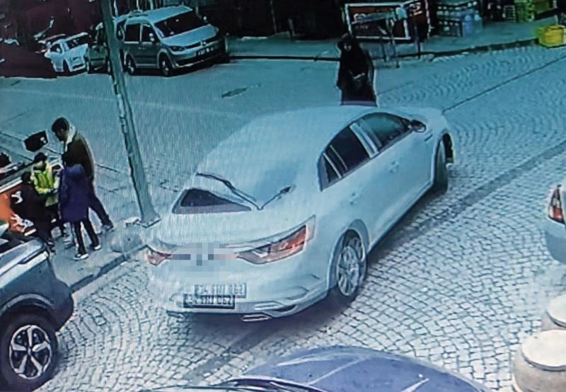 Zeytinburnu’nda otomobilin altında kalan kadını vatandaşlar kurtardı: Kaza anı kamerada
