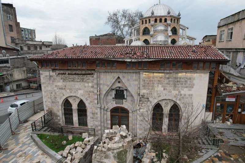 319 yıllık caminin vefalı kuşları camiyi terk etmiyor

