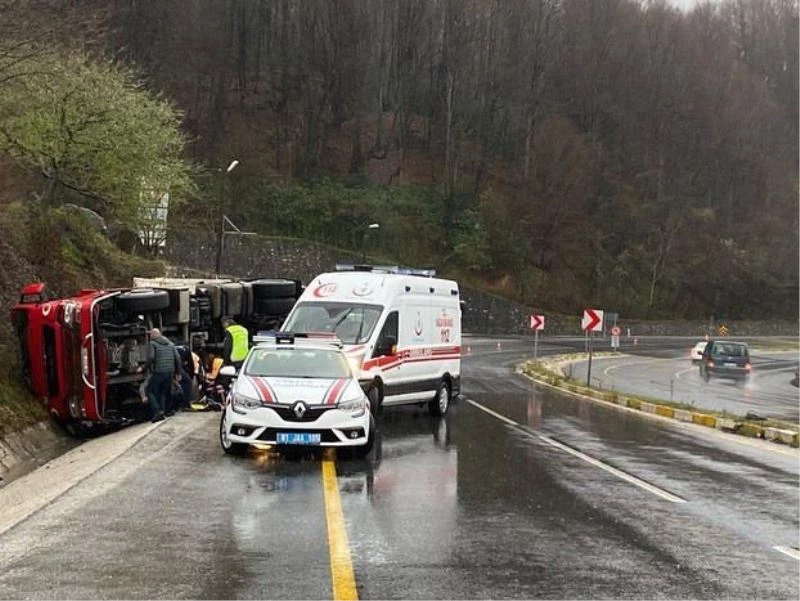 Hurda yüklü tır devrildi: 1 yaralı
