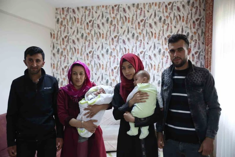 Depremzede iki aile 39 gün sonra bebeklerine kavuştu
