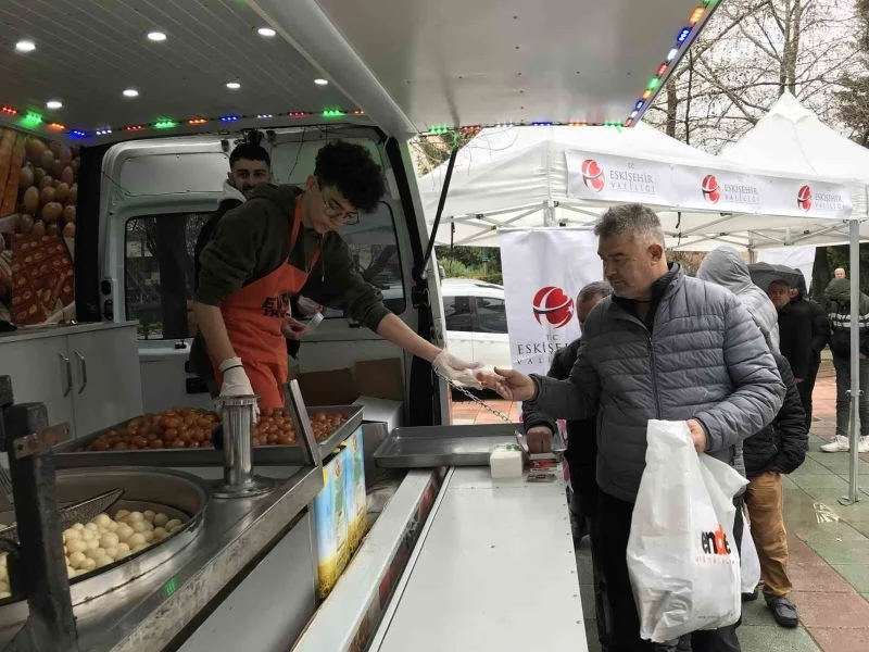 Eskişehir Valiliği afetzedeler için lokma dağıttı
