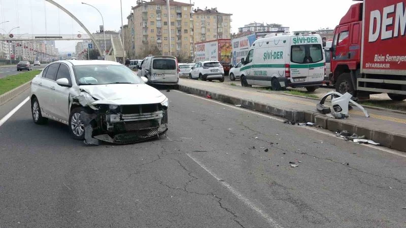 Diyarbakır’da araçlar çarpıştı, sürücüler burunları bile kanamadı

