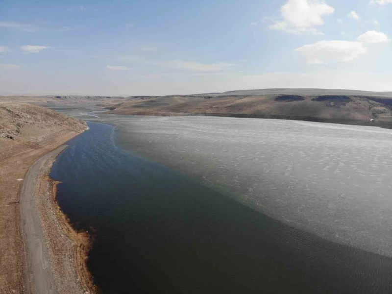 Kars Baraj Gölü’nün buzları çözülüyor
