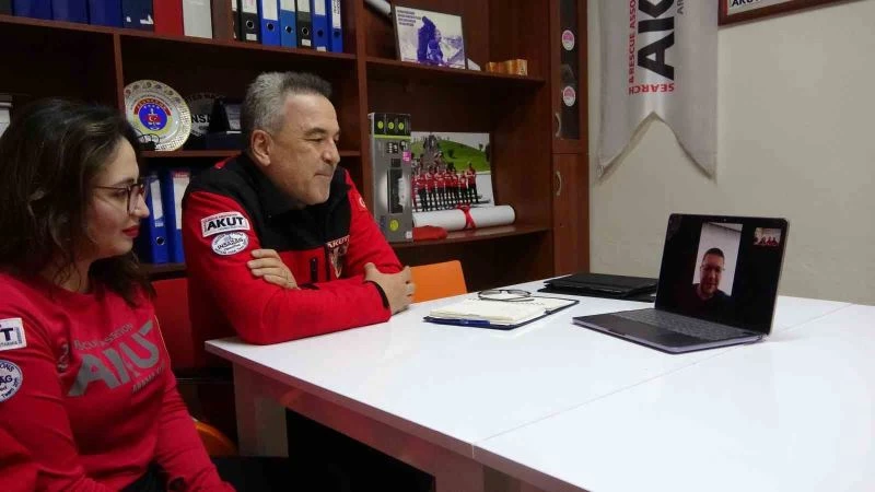 Giresun AKUT ekibi depremden 47 saat sonra enkazdan sağ çıkardıkları anne ve çocuğu ile görüştüler
