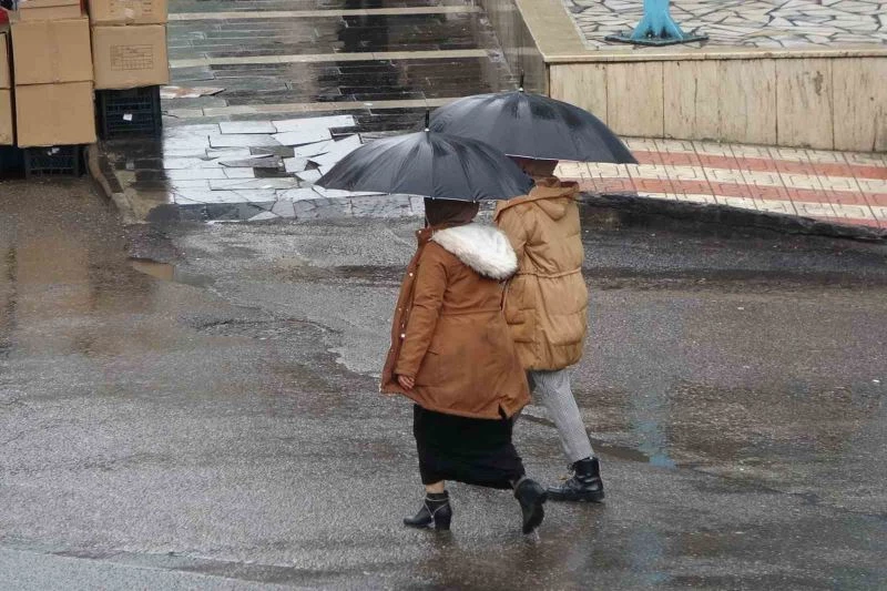 Diyarbakır’da sabah saatlerinde kısa süreli yağış etkisini gösterdi
