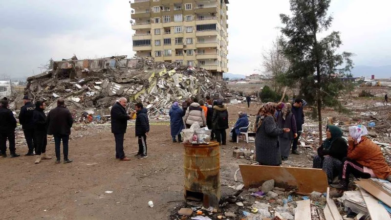 Ebrar Sitesi’nde yitip giden hatıralarını aradılar
