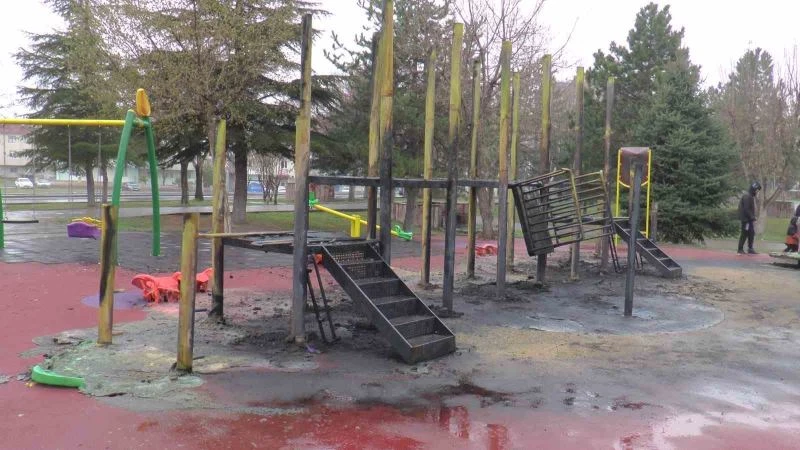 Park Yandı, Oyuncaklar Kül Oldu
