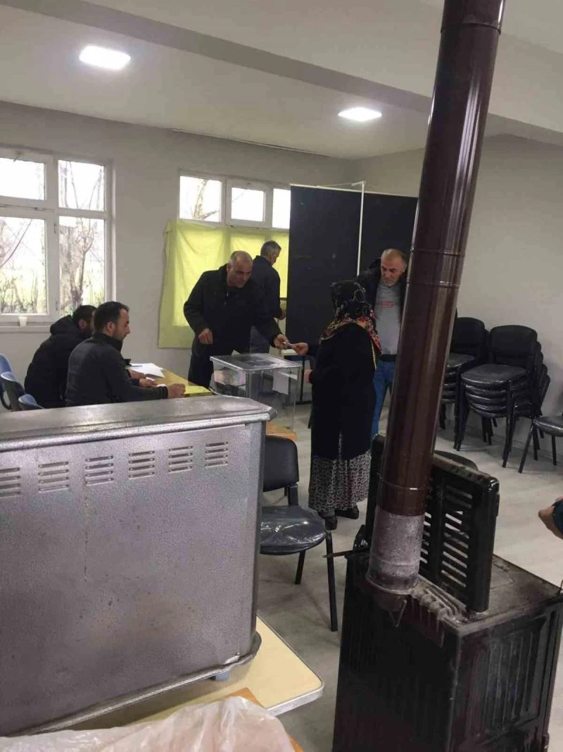 Bin üçyüz nüfuslu köy mahalle olmak için referanduma gitti
