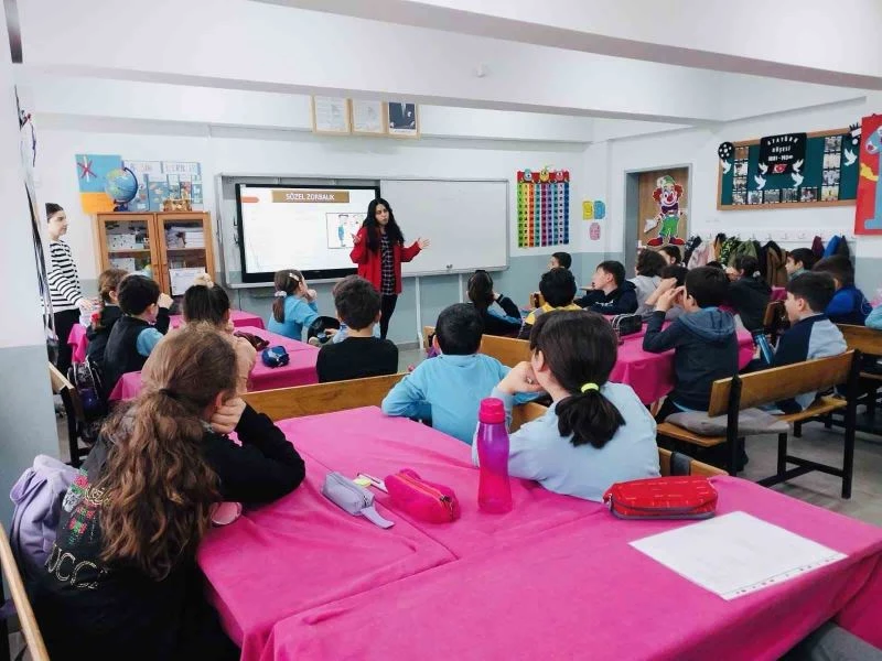 Öğrencilere akran zorbalığı eğitimi
