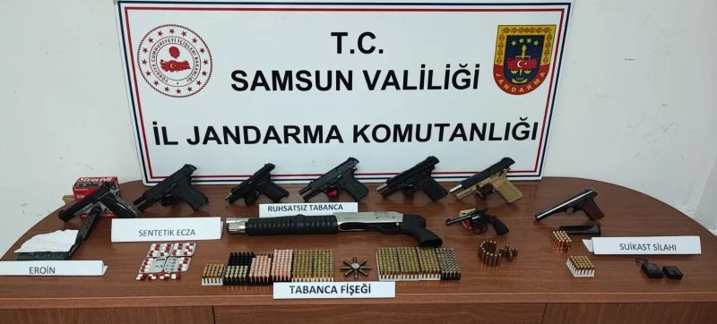 Samsun’da suikast silahının da bulunduğu çok sayıda silah ele geçirildi
