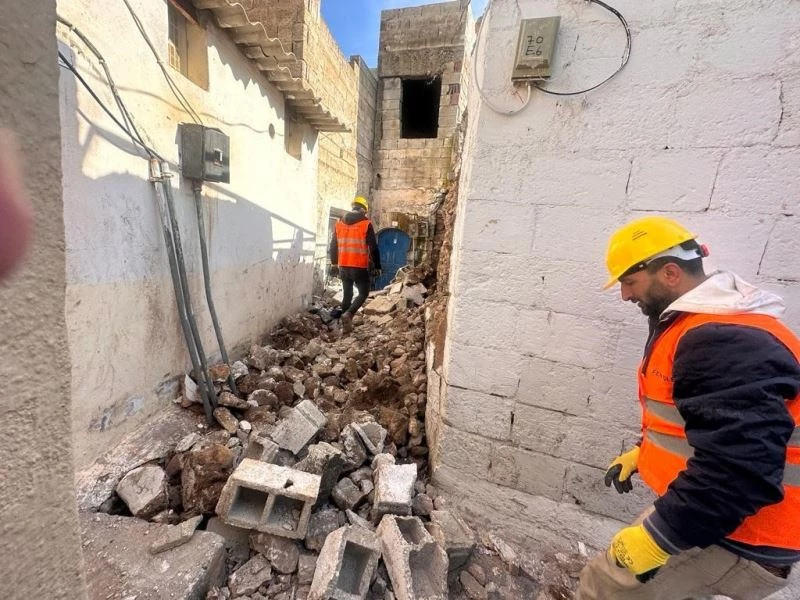 Eski Urfa sokaklarındaki molozlar kaldırılıyor
