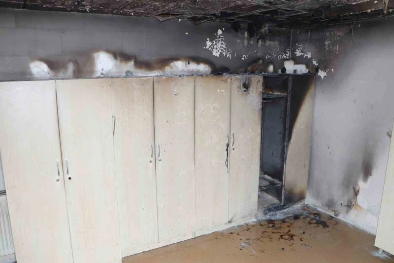 OMÜ Tıp’ta yanan giyinme odası görüntülendi
