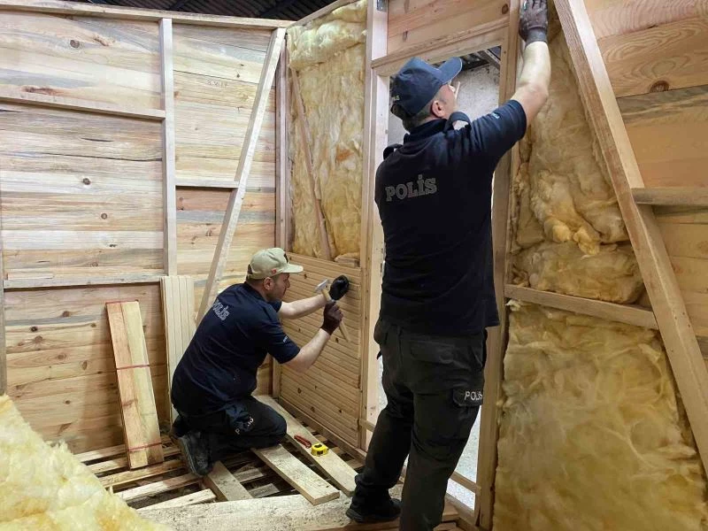 Polis memurları deprem bölgesi için ahşap ev yapıyor
