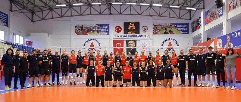 Depremzede takımla dostluk maçı
