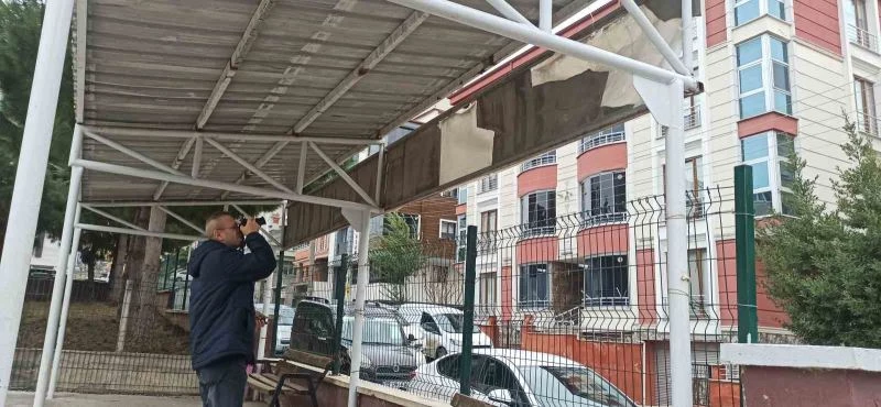 Sundurmadan düşen parça tehlike saçtı
