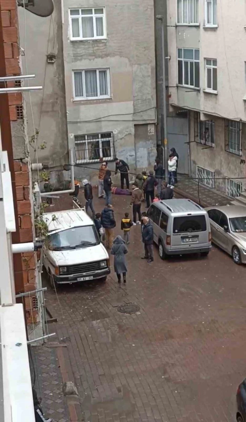 Zeytinburnu’nda dördüncü kattan düşen kadın hayatını kaybetti

