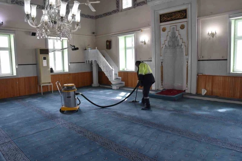 Menemen’de Ramazan öncesi camilerin temizliği hızlandı
