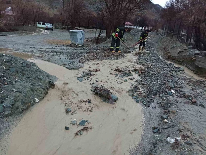 Erzincan’da sağanak sonrası su taşkını oluştu
