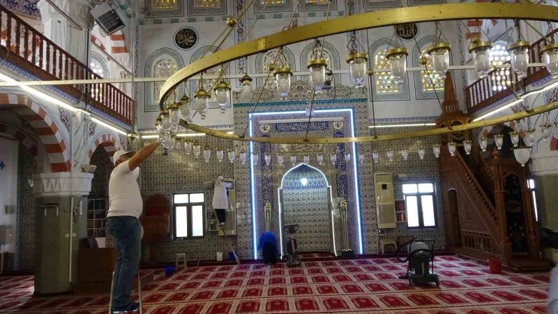 Ramazan ayı öncesi Kartal’da ibadethaneler temizleniyor
