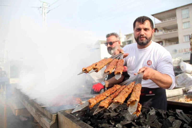 Hatay’da çadırkentteki depremzedelere kebap ikramı
