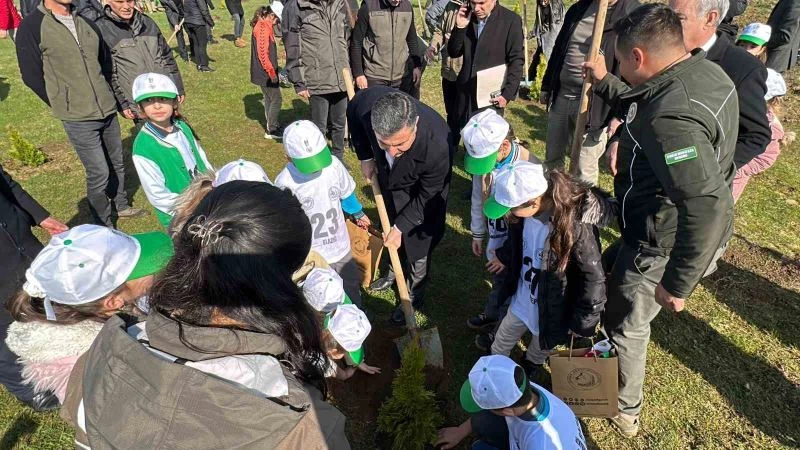 Fidanlar deprem şehitleri için toprakla buluşturuldu
