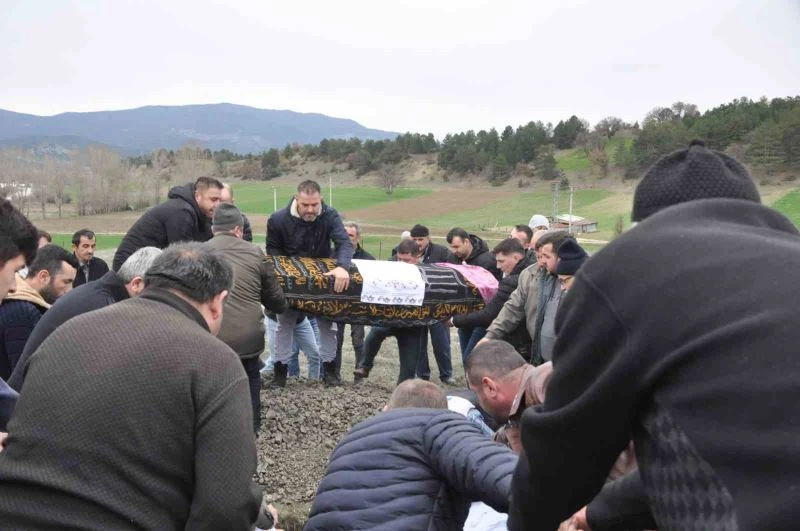 Hastaneye gitmek için bindikleri araba mezar oldu
