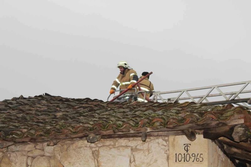 Gündüz defnedildi, akşam evi yandı
