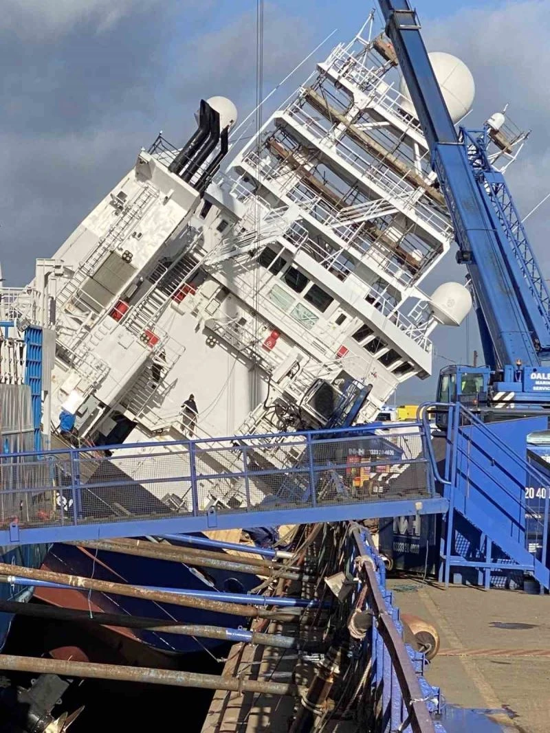 İskoçya’da tersanedeki gemi yan yattı: 25 yaralı
